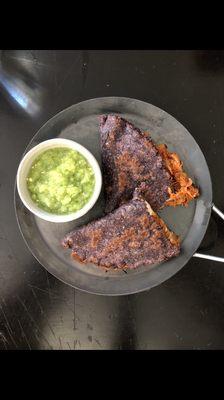 Quesadilla de Tinga en tortilla de maíz azul