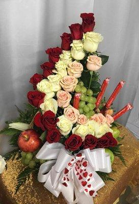 Arreglo elegante con rosas, frutas y chocolate para el día de san Valentín / Floral arrangement with roses, fruits, and chocolates