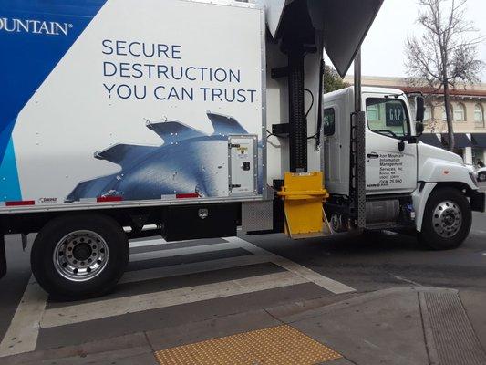 Iron Mountain truck parked across pedestrian crosswalk on Lake shore Ave Oakland