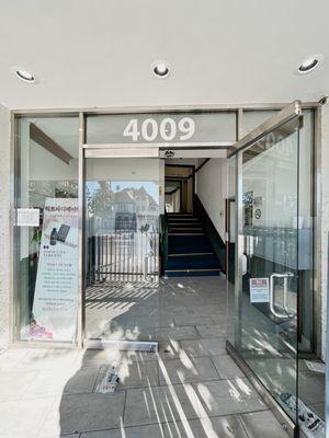 Entrance of 4009 Wilshire Boulevard.