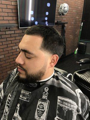 Taper : 6 on top / faded beard / lines and trim / edge up