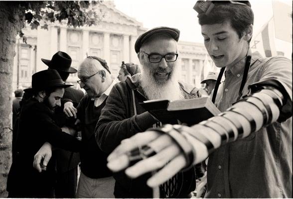 Rabbi Hecht and his son Shmuel put Tefillin during pro-Israeli march in San Francisco