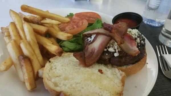 Burger wirh blue cheese and bacon