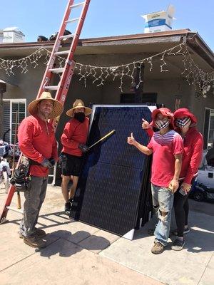 Homeowners and Infinite Energy team is taking a nice photo together.