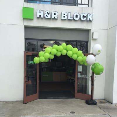 University H&R's store front during tax season