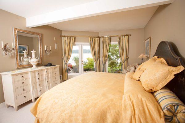 Master Bedroom - Lake Sammamish waterfront house, WA