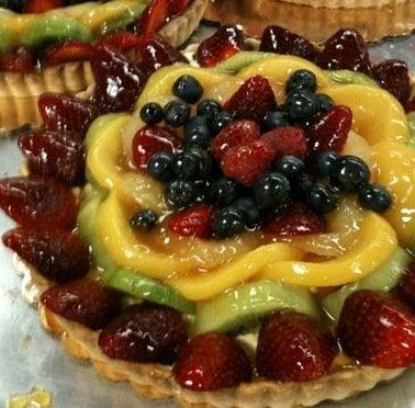 strawberries, peaches, kiwi, blueberries and pear over top a light vanilla pastry cream brought together by a crumbly tart shell