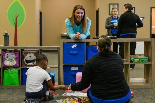 A Hopebridge BCBA and RBT with a kiddo during therapy.