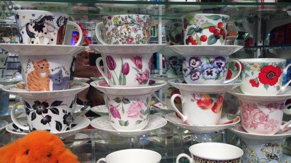 Cups with saucers, fine bone china