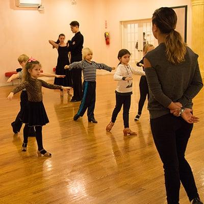 Instructor Patrycja Golak teaching her advanced beginners latin class