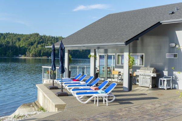 Walls of Glass Hood Canal Vacation Rental: Lay in the sun until sunset!