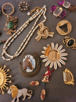 Loads of vntage jewelry!