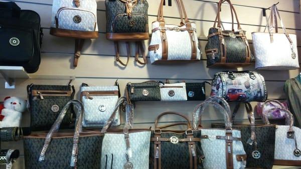 Trendy Handbags on Sale!! Bolsas da ultima moda. Precos de Atacado. Consulte pelo Tel: 786-443-9064 (Tae)