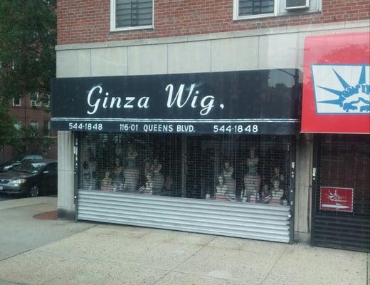 I pass by this wig store every morning. This naming makes me wonder why Ginza which is same as Japanese place name.