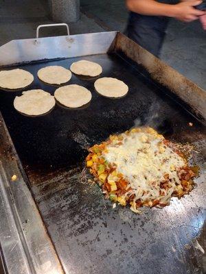 Tortillas recién echas para tacos y muelitas. Quesadillas y burritos son de arina ay tortas