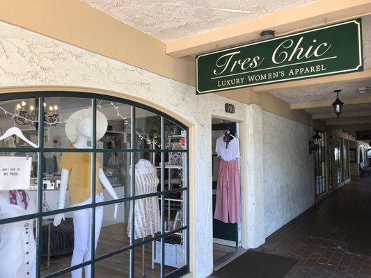 Très Chic Boutique - Westlake Village