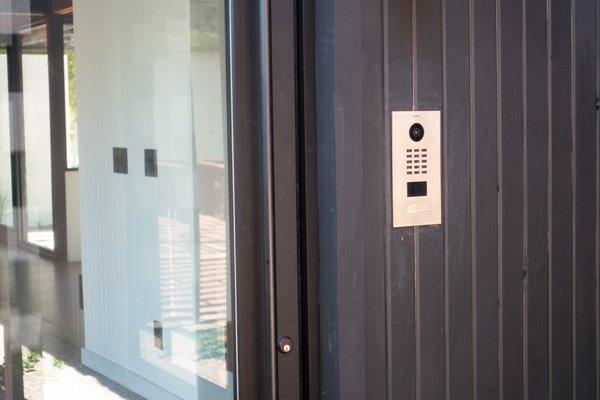 Modern, sleek and flush video doorbell