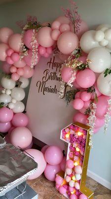 1st Birthday setup for a princess! Balloongarland backdrop. Flower number and flower wall backdrop #partyplanner #eventdecor #partyrental