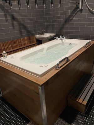 Hydrotherapy tub