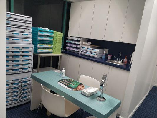 Contact lens room