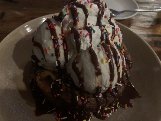 Crazy dessert cookie sundae