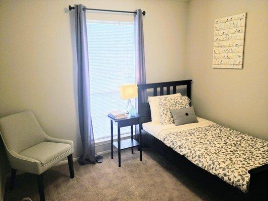 Guest bedroom in 2 bedroom apartment