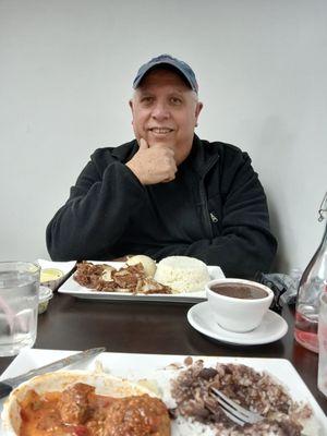 Vaca frita, arroz blanco, puré de malanga y frijoles negros.