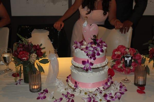 Luzney provided table flowers and cake flowers for my wedding.