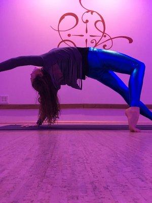 Anne rocking out the Wonder Woman blue leggings in the wild thing pose!