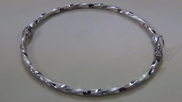 Tubular hinged bangle bracelet
3.8 grams, longer side is 68mm, shorter side is 58mm
about 3mm thick
$210.00