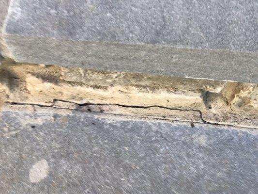 Cracked mortar joint (new mortar).