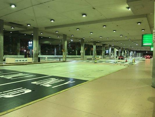 Spacious curbside pickup space at PBI ground transportation