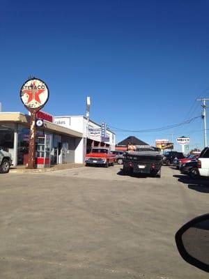 Typical on the outside. Friendly on the inside. Quick service for oil change. In and out in less than 30 despite a full garage.