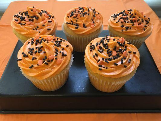 Vanilla cupcakes with a vanilla buttercream frosting and sprinkles. Perfect for FALL and HALLOWEEN!