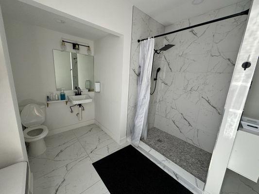 Spacious private bathroom and shower (2 in the facility)