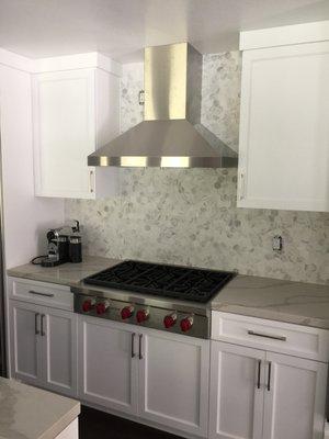 Same kitchen, close-up of hood and backsplash