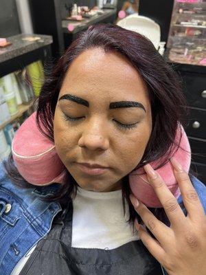 Waxed shaped henna brows