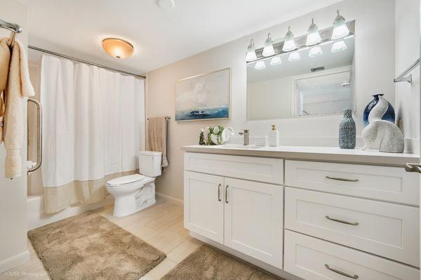 Independence Hall | Wilton Manors, FL | Apartment bathroom