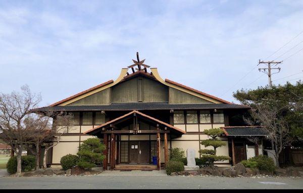 Outside view of the Diablo Nippongo Gakuen. A very traditional Japanese facade.