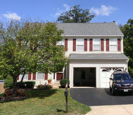 New tearoff and roof installation in Centreville, Virginia. This is Certainteed Landmark 30 year in the color “Colonial Slate”.