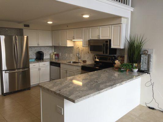 Kitchen Remodel White Shaker Cabinet & Cambria Conters