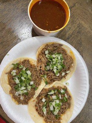 Birria de res y consomé