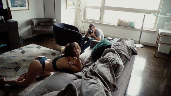 Behind the scene shoot for a boudoir session