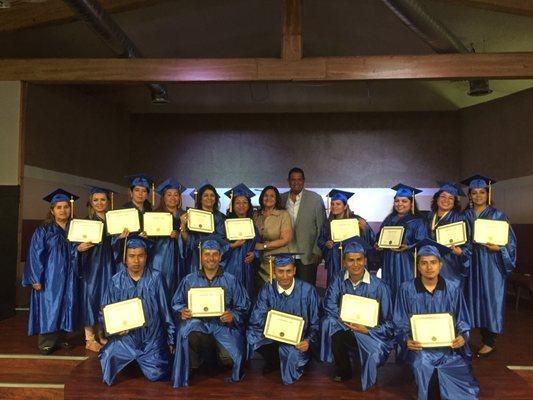 Grupos de graduados de la escuela de líderes y de maestros biblicos