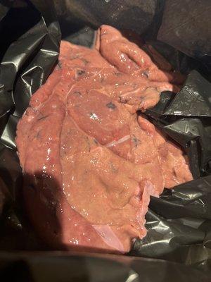 Fui por carne, estaba lista para hacer mi comida y al abrir la bolsa la carne tenia cosas negras, animal enfermo  directo a la basura