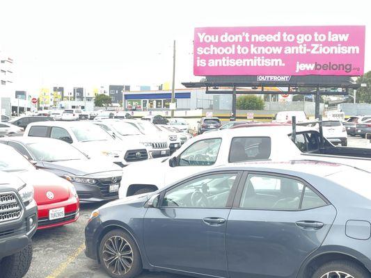 Loads of parking in lot in front of.