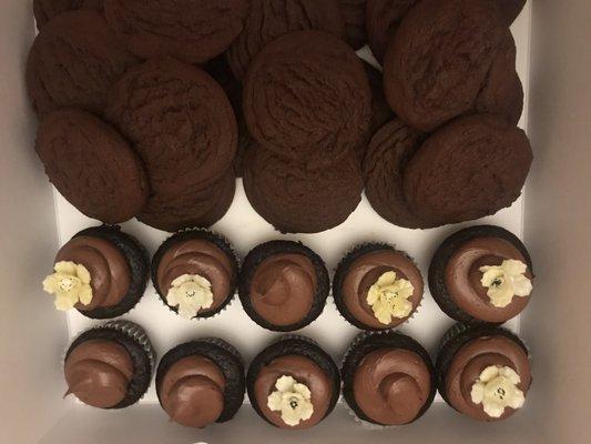 CHocolate cupcakes with chocolate cookies