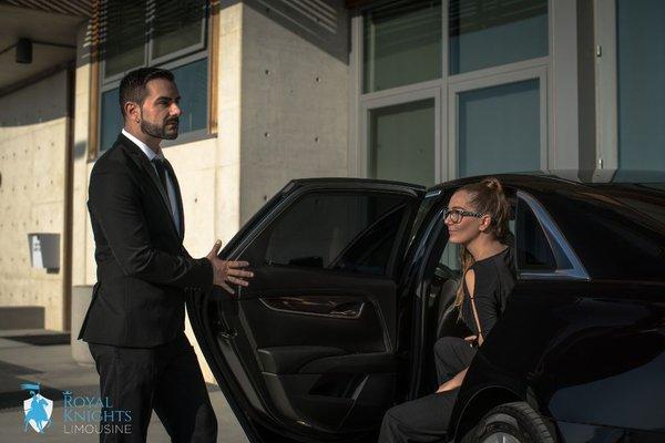 Personalized high class service by the hand of our highly trained chauffeurs. We count with the latest technology in limousine software.