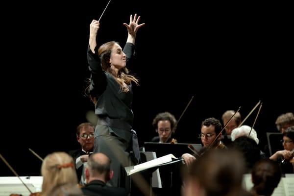 Joana Carneiro conducts Berkeley Symphony. Photo credit: David Weiland