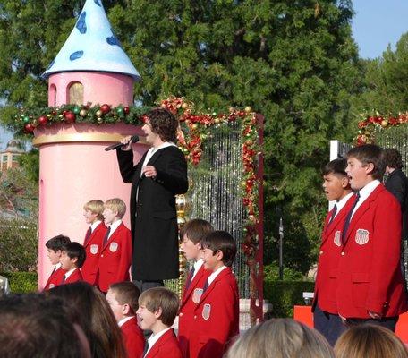 Some boys choirs only sing to empty school auditoriums, our choraliers get to sing alongside Josh Groban and many other world-class singers